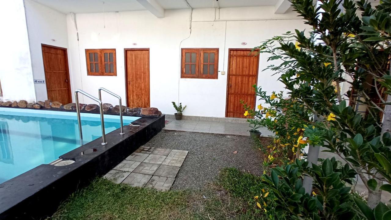 River Side & Swimming Pool Bed & Breakfast Udawalawe Exterior photo